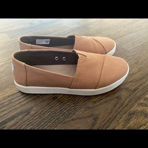 Women’s Toms Avalon slip ons size 7.5